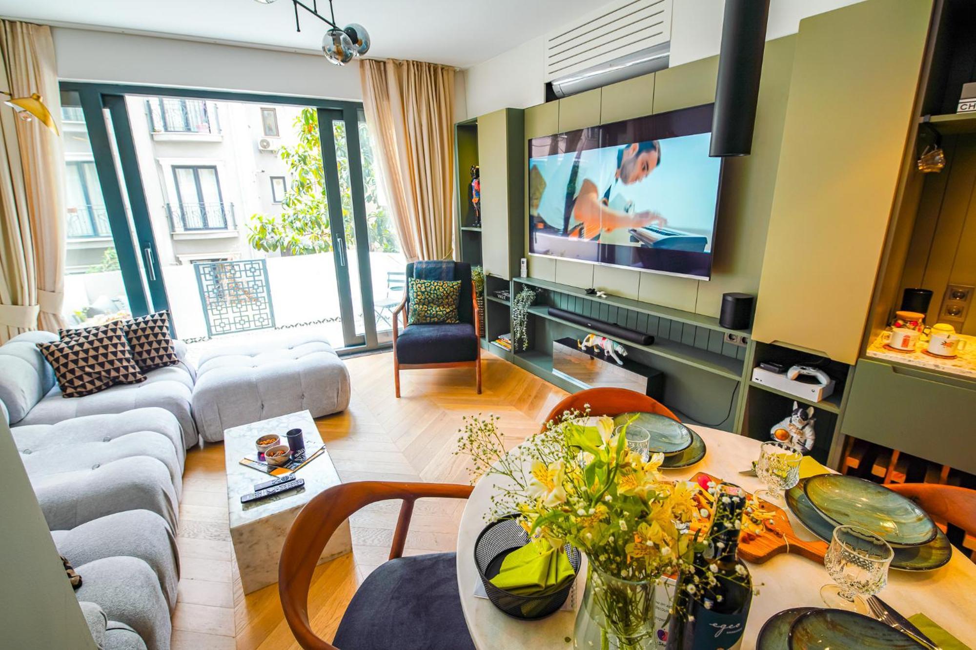 Designer In Art District With Terrace Garden Apartment