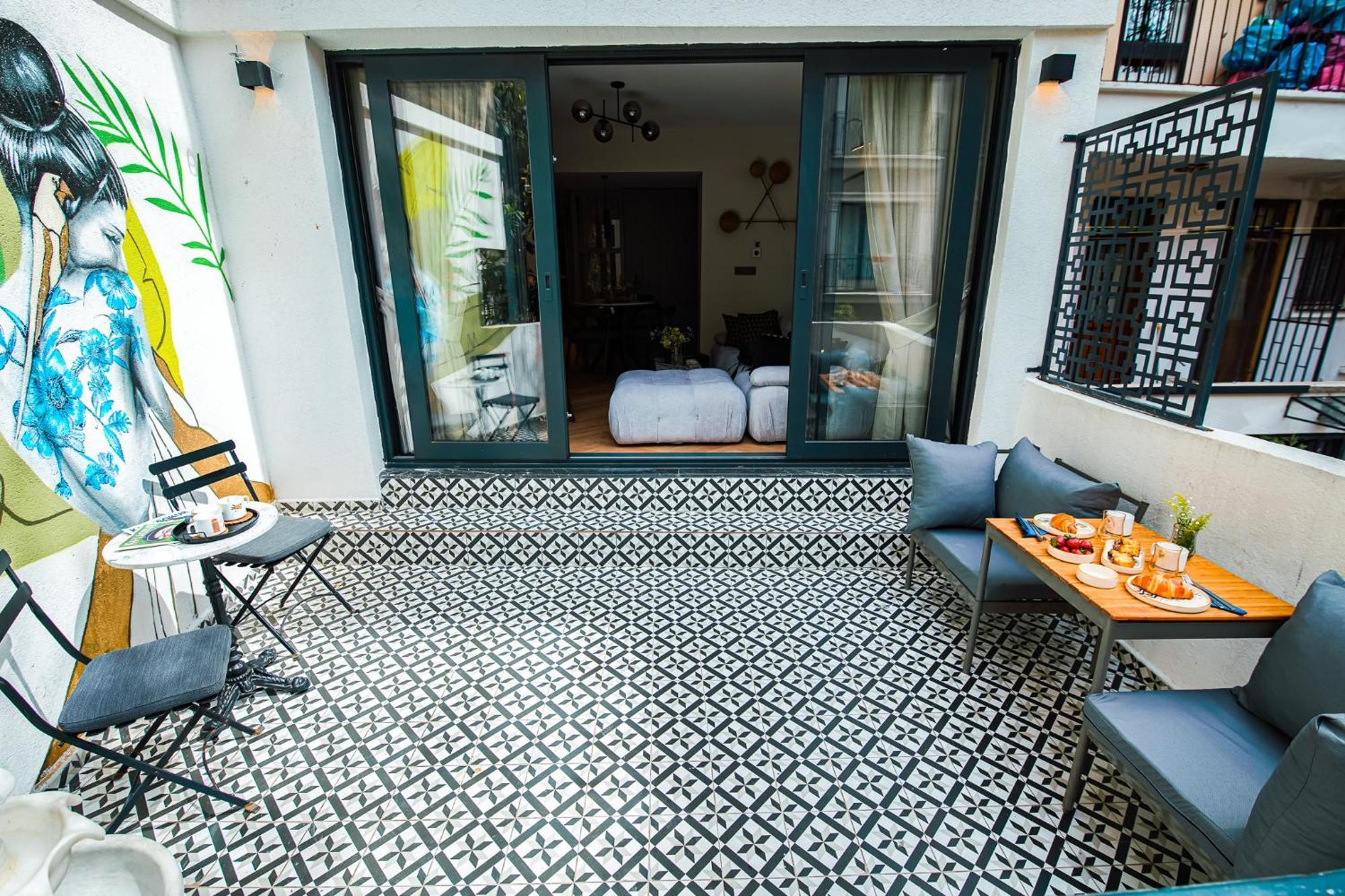 Designer In Art District With Terrace Garden * Istanbul